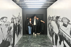 Французский художник JR представил фотовыставку "Who Are You, Naples?" в Неаполе
