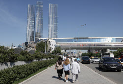Демонтаж северного вестибюля пешеходного моста "Багратион" в Москве