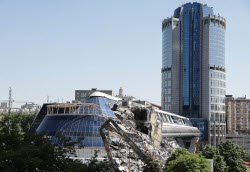 Демонтаж северного вестибюля пешеходного моста "Багратион" в Москве