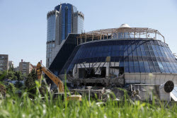 Демонтаж северного вестибюля пешеходного моста "Багратион" в Москве