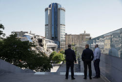 Демонтаж северного вестибюля пешеходного моста "Багратион" в Москве