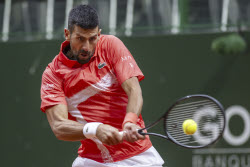 Теннисный турнир Geneva Open, 1/4 финала: Маттео Арнальди (Италия) - Новак Джокович (Сербия) - 4:6, 4:6