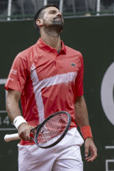 Теннисный турнир Geneva Open, 1/4 финала: Маттео Арнальди (Италия) - Новак Джокович (Сербия) - 4:6, 4:6