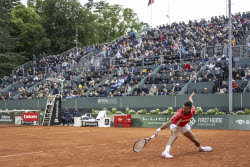 Теннисный турнир Geneva Open, 1/4 финала: Маттео Арнальди (Италия) - Новак Джокович (Сербия) - 4:6, 4:6