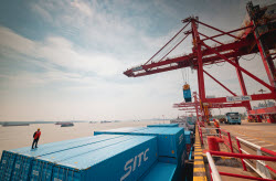 Yangluo port in Wuhan: gateway to the sea