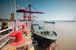 Yangluo port in Wuhan: gateway to the sea