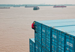 Yangluo port in Wuhan: gateway to the sea