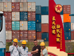 Yangluo port in Wuhan: gateway to the sea