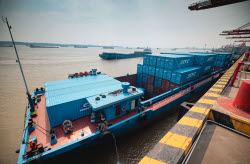 Yangluo port in Wuhan: gateway to the sea