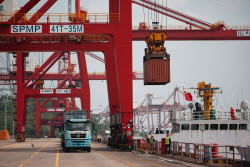 Yangluo port in Wuhan: gateway to the sea