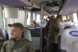 (+VIDEO) Russia and Ukraine exchange prisoners of war