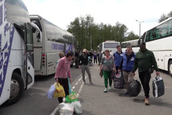 (+VIDEO) Russia and Ukraine exchange civilians
