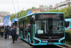 Парад и выставка ретро-транспорта в Санкт-Петербурге