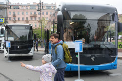 Парад и выставка ретро-транспорта в Санкт-Петербурге
