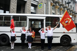 (+ВИДЕО) Парад и выставка ретро-транспорта в Санкт-Петербурге