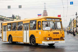 Парад и выставка ретро-транспорта в Санкт-Петербурге