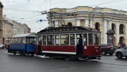 ВИДЕО. Парад и выставка ретро-транспорта в Санкт-Петербурге