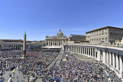 ITALY - POPE LEO XIV DELIVERS HIS BLESSING TO THE FAITHFUL DURING THE ANGELUS PRAYER AT ST PETER'S SQUARE IN THE VATICAN - 2025/5/25