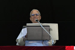 ITALY - POPE LEO XIV DELIVERS HIS BLESSING TO THE FAITHFUL DURING THE ANGELUS PRAYER AT ST PETER'S SQUARE IN THE VATICAN - 2025/5/25