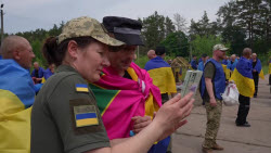 Unprecedented return of 120 Ukrainian civilians gives hope to relatives of prisoners