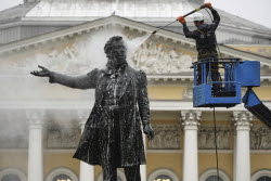 Мытье памятника Александру Пушкину в Санкт-Петербурге