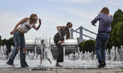 Moscow experiences very warm temperatures