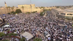 Thousands of Israelis take part in Flag March through Jerusalem's Old City