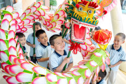 Chinese Children Welcome Dragon Boat Festival