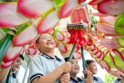 Chinese Children Welcome Dragon Boat Festival