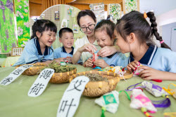 Chinese Children Welcome Dragon Boat Festival