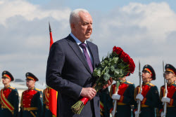Flowers laid at Peter the Great monument in St Petersburg