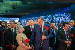 Flower-laying ceremony in memory of WWII victims in Moscow's Victory Park