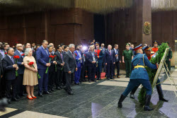 Flower-laying ceremony in memory of WWII victims in Moscow's Victory Park
