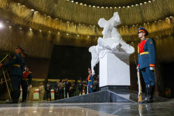 Flower-laying ceremony in memory of WWII victims in Moscow's Victory Park