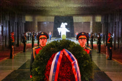 Flower-laying ceremony in memory of WWII victims in Moscow's Victory Park