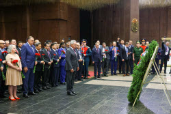 Flower-laying ceremony in memory of WWII victims in Moscow's Victory Park