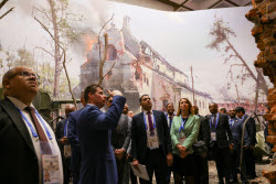 Flower-laying ceremony in memory of WWII victims in Moscow's Victory Park