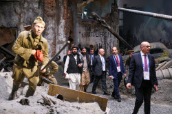 Flower-laying ceremony in memory of WWII victims in Moscow's Victory Park