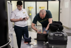 Работа таможенной службы в аэропорту Шереметьево