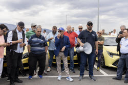 В Афинах таксисты начали 48-часовую забастовку с требованием принять меры против нелегального такси 