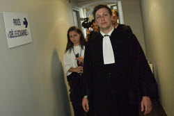 (+ВИДЕО) Во Франции приговорили к 20 годам тюрьмы хирурга, обвиненного в массовых изнасилованиях детей