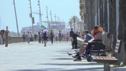 Good weather and packed beaches in Barcelona