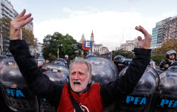 Акция протеста пенсионеров в Буэнос-Айресе против экономической политики правительства президента Хавьера Милея