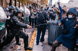 Акция протеста пенсионеров в Буэнос-Айресе против экономической политики правительства президента Хавьера Милея