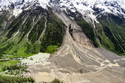 Birch Glacier causes avalances near Blatten