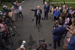 Старший советник президента США по торговле Питер Наварро на брифинге у Белого дома