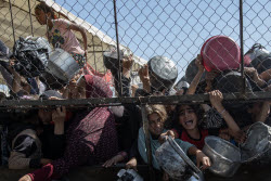 Palestinians gather to receive aid amid shortage of food