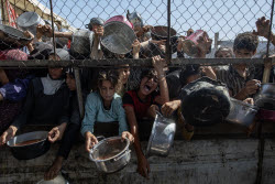 Palestinians gather to receive aid amid shortage of food
