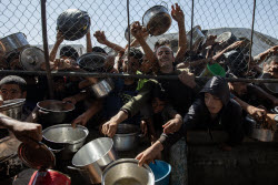 Palestinians gather to receive aid amid shortage of food