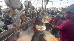 Children desperately scramble for food at Gaza delivery time